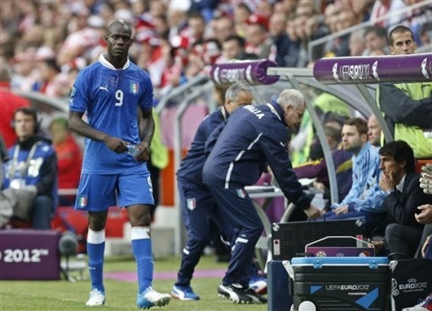Balotelli lộ rõ vẻ thất vọng, khó chịu khi trận thứ 2 liên tiếp phải rời sân sớm.